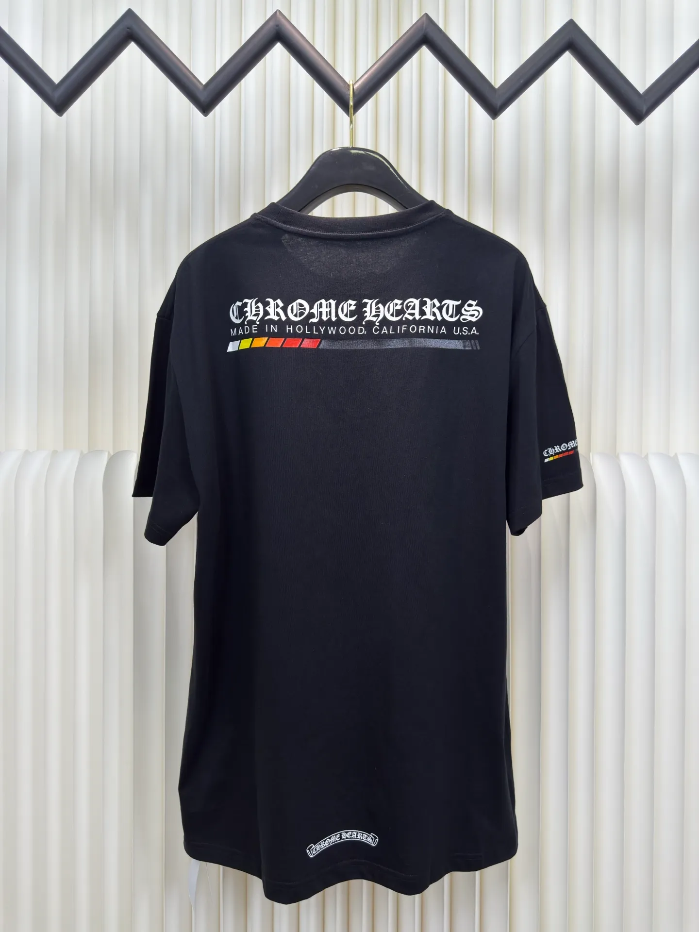 P240 Chrome Hearts Energy Bar Short Sleeves Authentic Open Edition - Physical Counter - Top Luxury Quality 🆚 Instant sale of all editions on the market Fabric is made of 26 weave 200g cotton material Printing is ink printing Customized accessories Size S M L